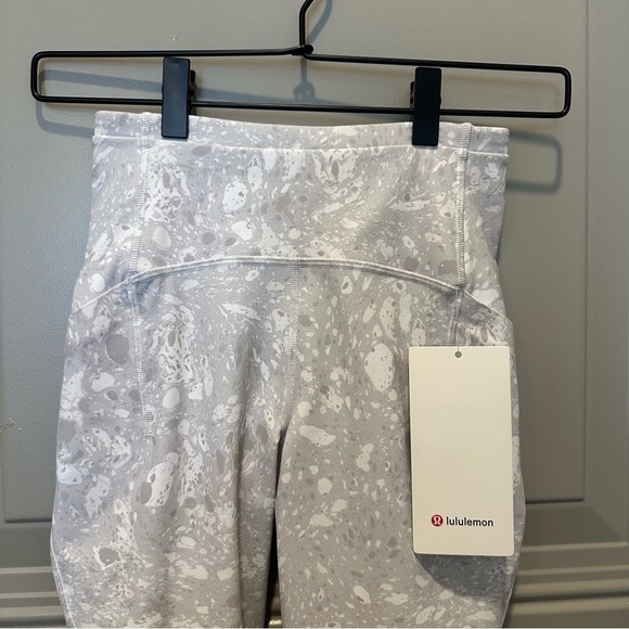 NWT Lululemon Swift Speed Crop Leggings 21” Size 2 White Grey Patterned - Picture 3 of 5